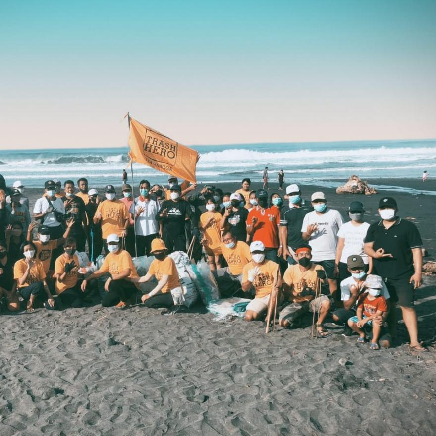 Kegiatan Bersih Pantai Yeh Gangga Dari Sampah Plastik 