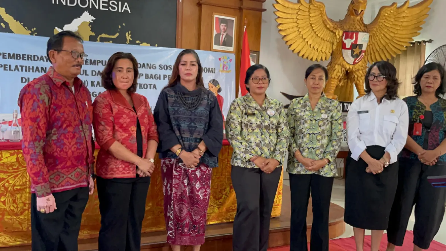 PENGUATAN PEMBERDAYAAN PEREMPUAN DI BIDANG SOSIAL DAN EKONOMI MELALUI PELATIHAN SANGGUL DAN MAKE UP DI DESA SUDIMARA