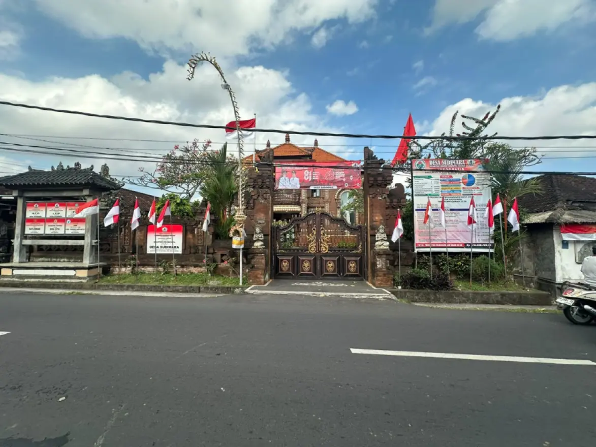 Semangat Menyambut HUT Ke-81 Kemerdekaan Republik Indonesia, Pemerintah Desa Sudimara Gelar Kegiatan Pemasangan Bendera dan Menghias Lingkungan Kantor Desa