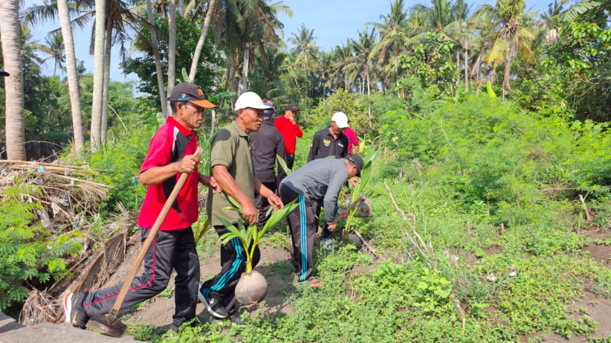 Gotong Royong Semesta Berencana  Dengan Penanaman Pohon dan Bersih-Bersih Sampah di Desa Sudimara